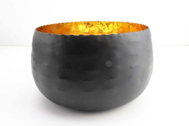Teelichthalter aus Metall Ø 20cm H 11,5cm Farbe matt schwarz, innen mit Farbfolie aus gekleidet, standfest und sehr st
